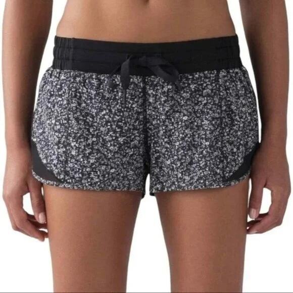 Lululemon Hotty Hot Short SIZE 10 Daisy Dust Alpine White Black Mesh Running - Picture 1 of 11